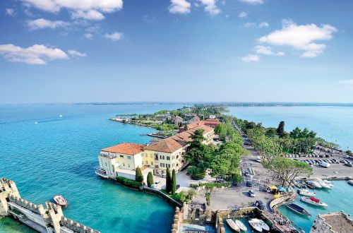 Vista della penisola di Sirmione dall’alto