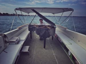 Fest im Boot auf dem Gardasee: Live-Musik