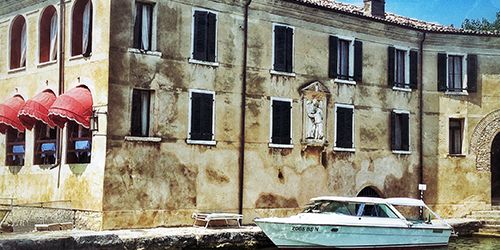 Alla scoperta di San Vigilio in motoscafo. Il punto più romantico del Lago di Garda! thumb