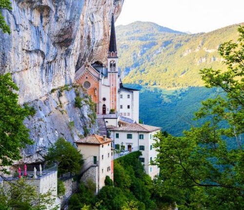 Il Santuario della Madonna del Rio e della Corona: due Chiesette da non perdere! thumb
