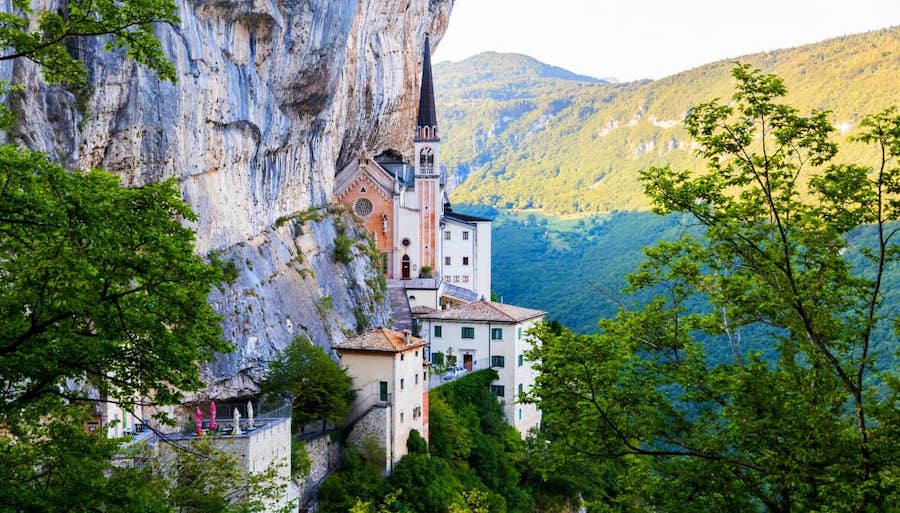 Il Santuario della Madonna del Rio e della Corona: due Chiesette da non perdere! thumb